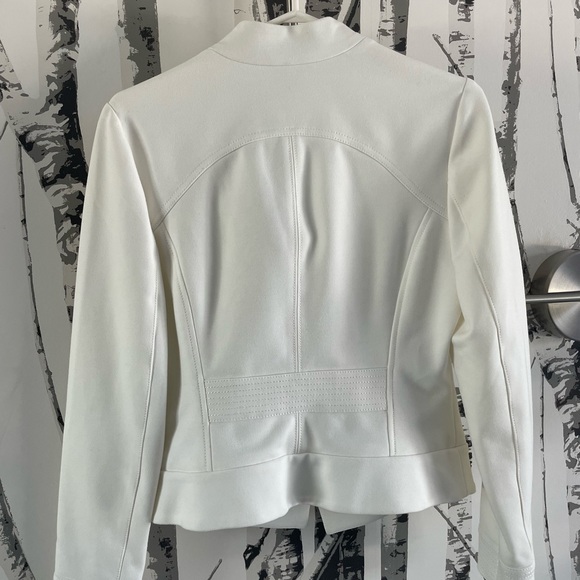 White House Black Market white blazer with ruffled collar. Size 6. - Picture 4 of 10